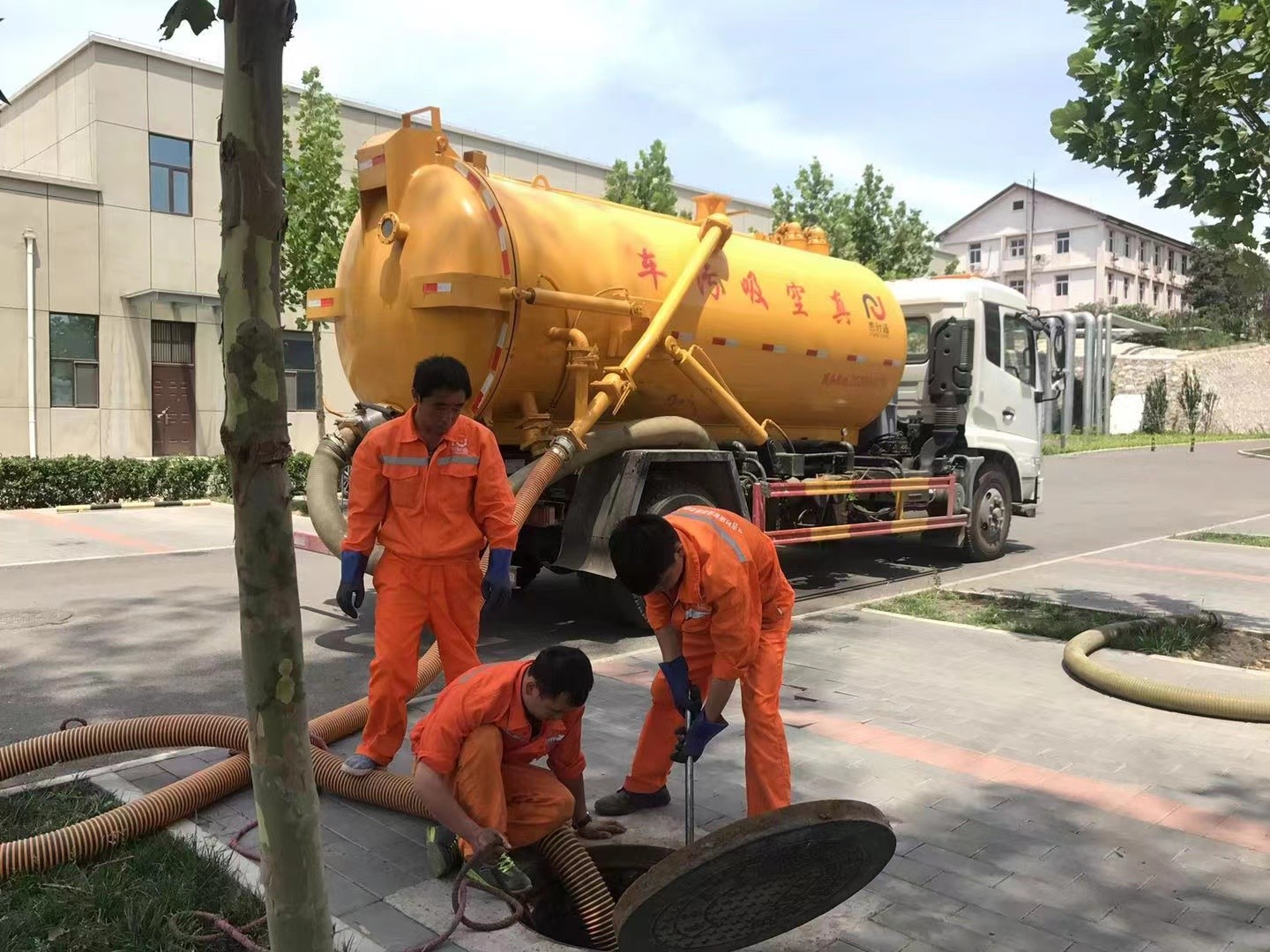 牡丹管道疏通车停在窨井附近