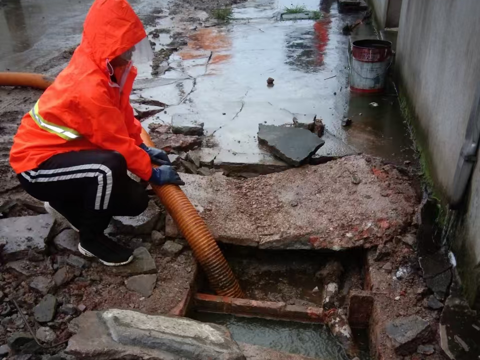 牡丹专业清理污水池 炜誉市政以规范流程守护城市 “肠道”