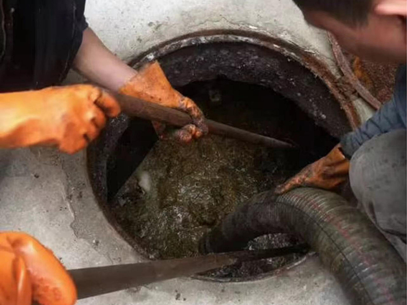 牡丹清理化粪池时如何避免沼气的危害?